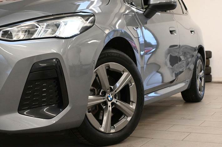 Grå BMW 225e fra 2023