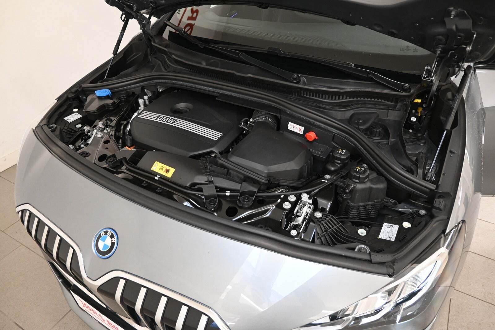 Grå BMW 225e fra 2023