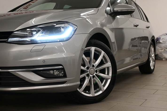 Grå VW Golf VII fra 2020