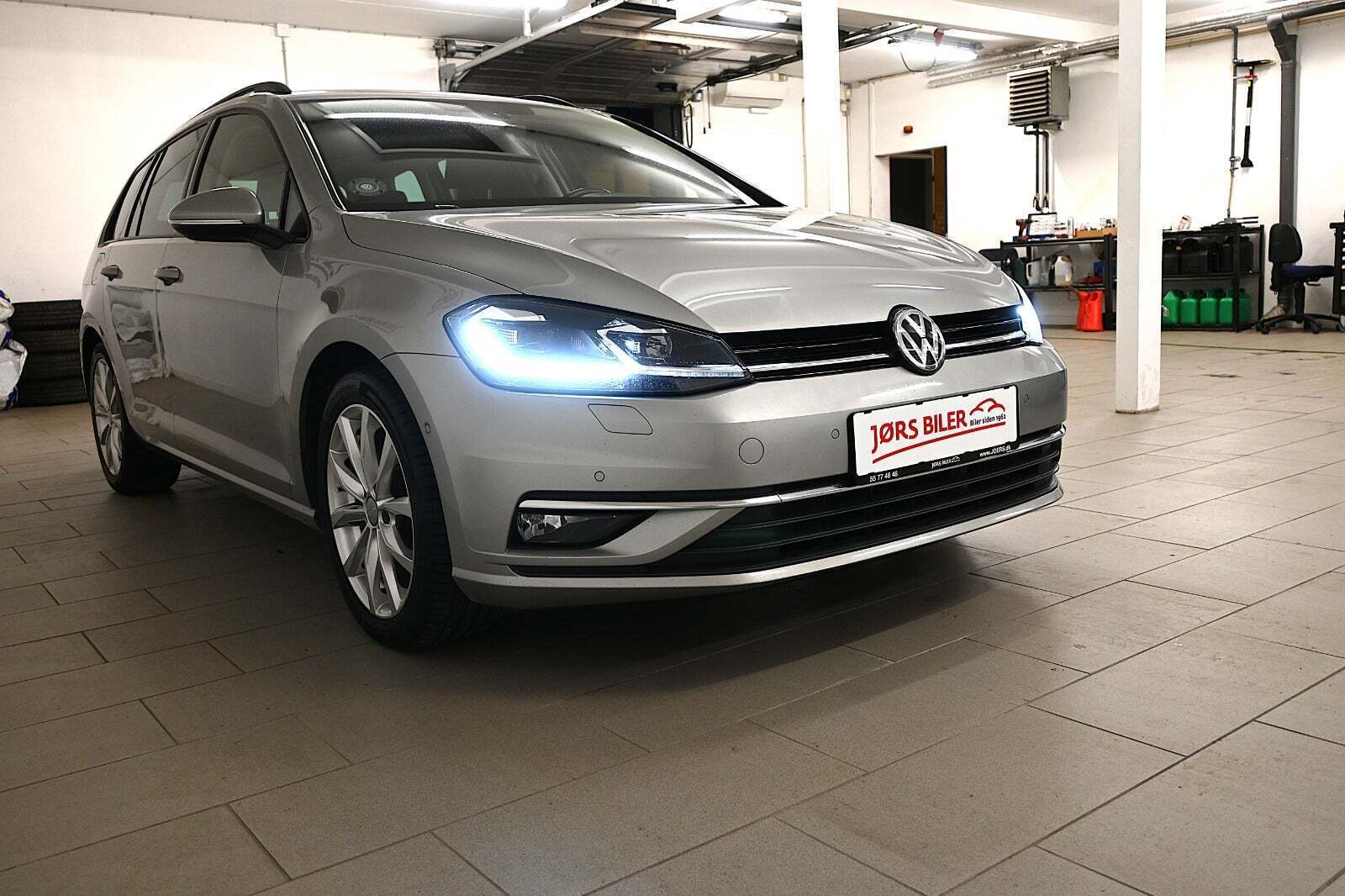 Grå VW Golf VII fra 2020