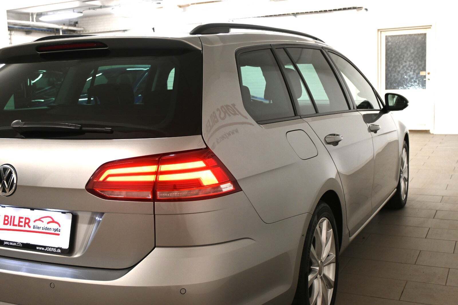 Grå VW Golf VII fra 2020