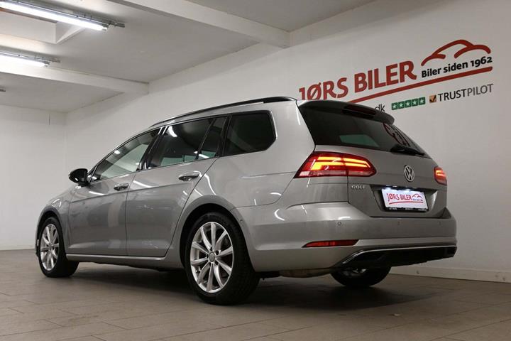 Grå VW Golf VII fra 2020