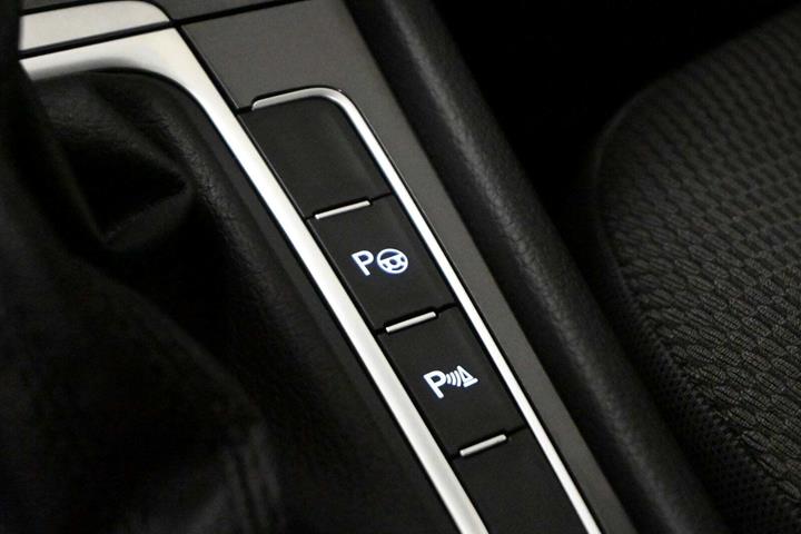 Grå VW Golf VII fra 2020