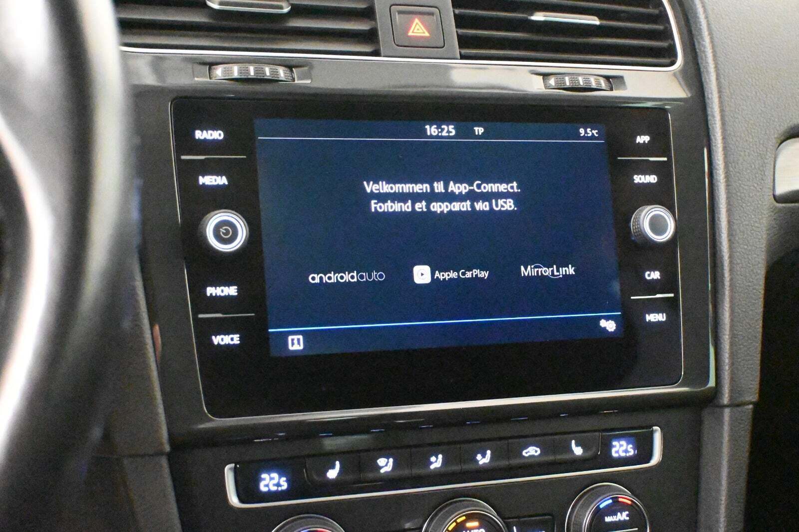 Grå VW Golf VII fra 2020