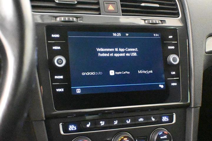 Grå VW Golf VII fra 2020