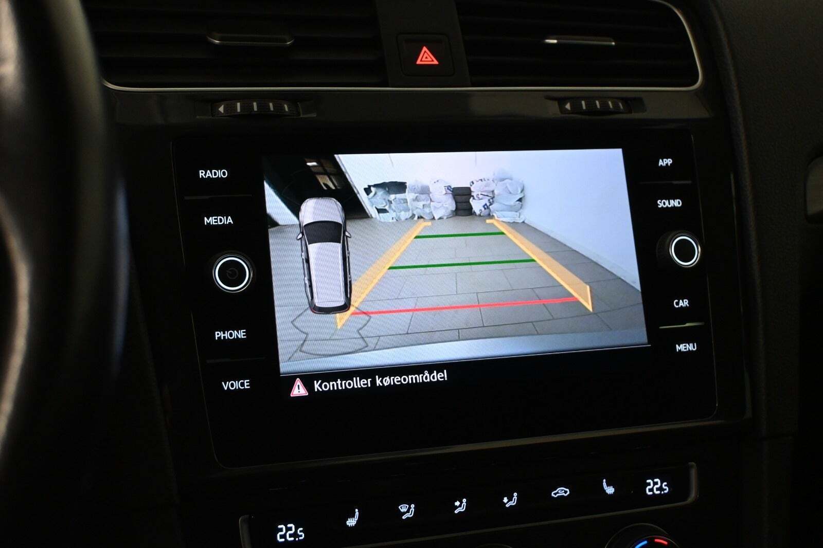Grå VW Golf VII fra 2020