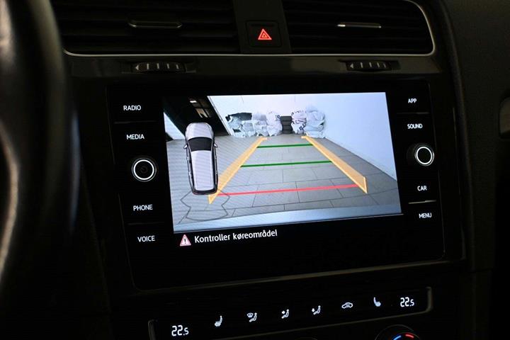 Grå VW Golf VII fra 2020