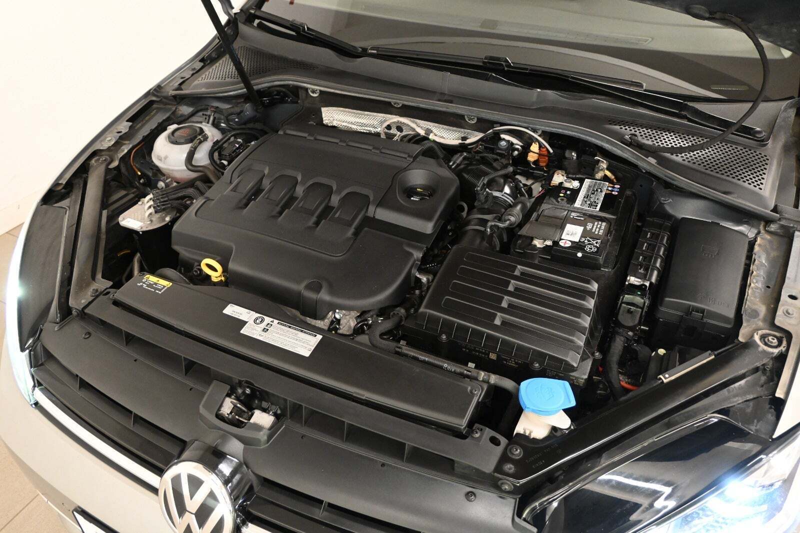 Grå VW Golf VII fra 2020