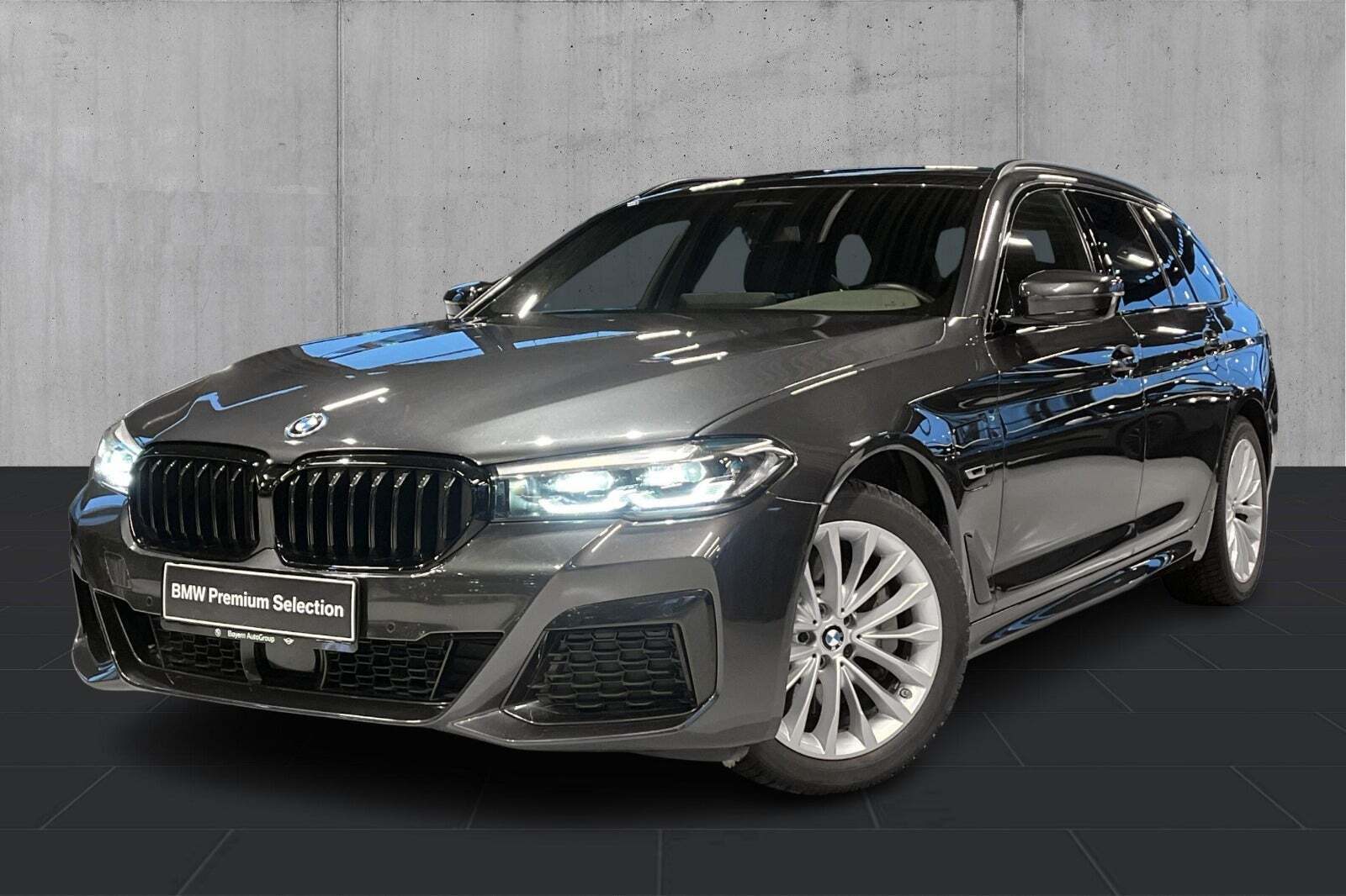 Grå BMW 530e fra 2022