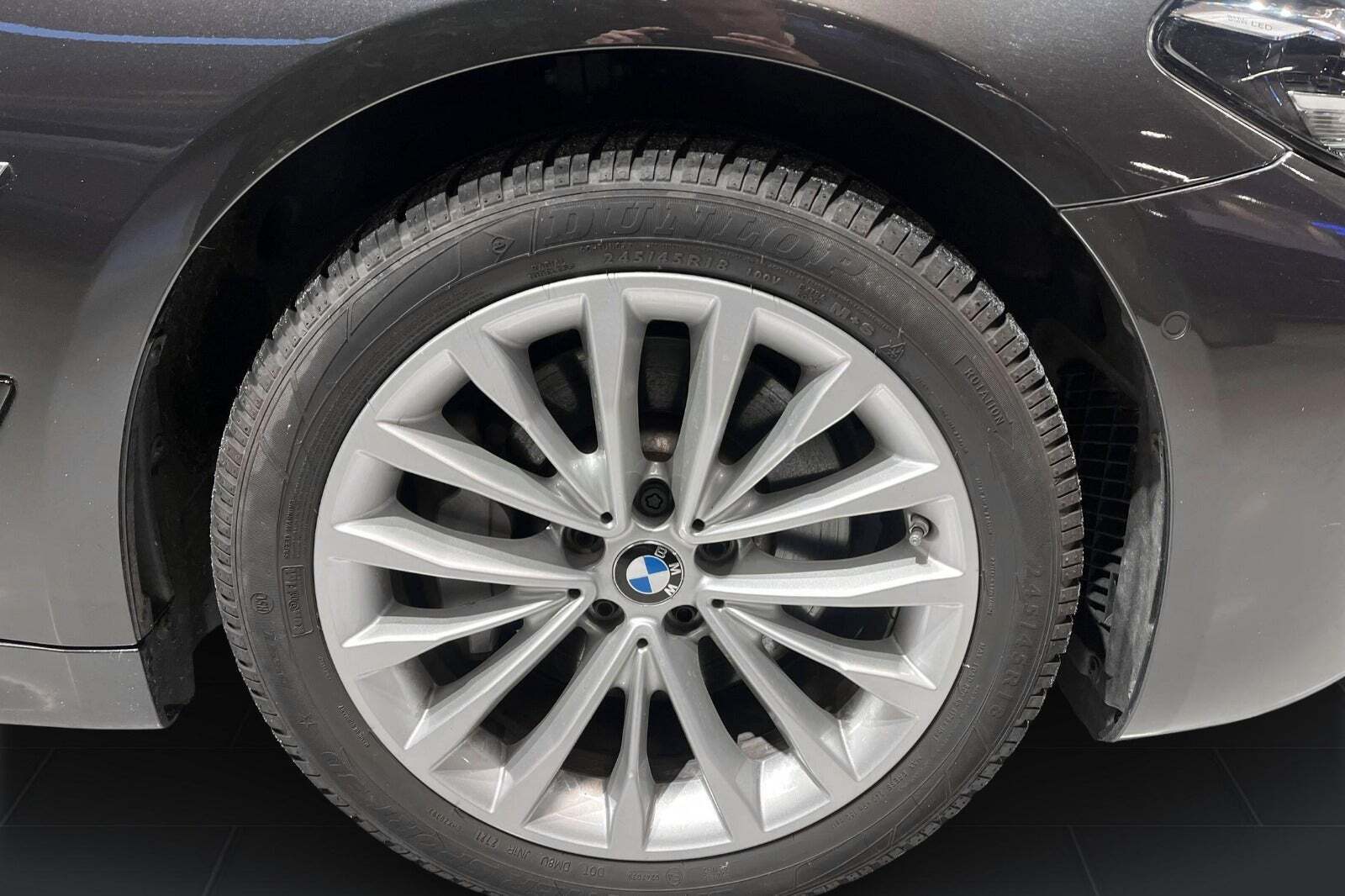 Grå BMW 530e fra 2022