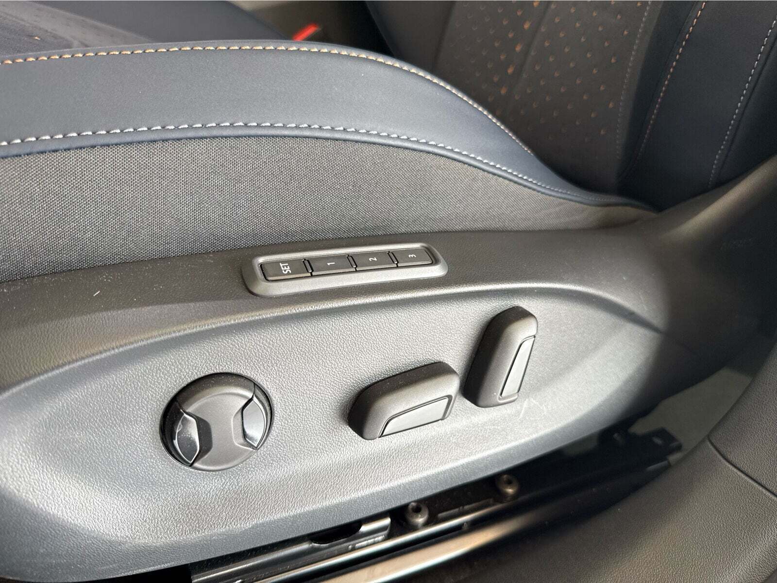 Blå Cupra Tavascan fra 2025