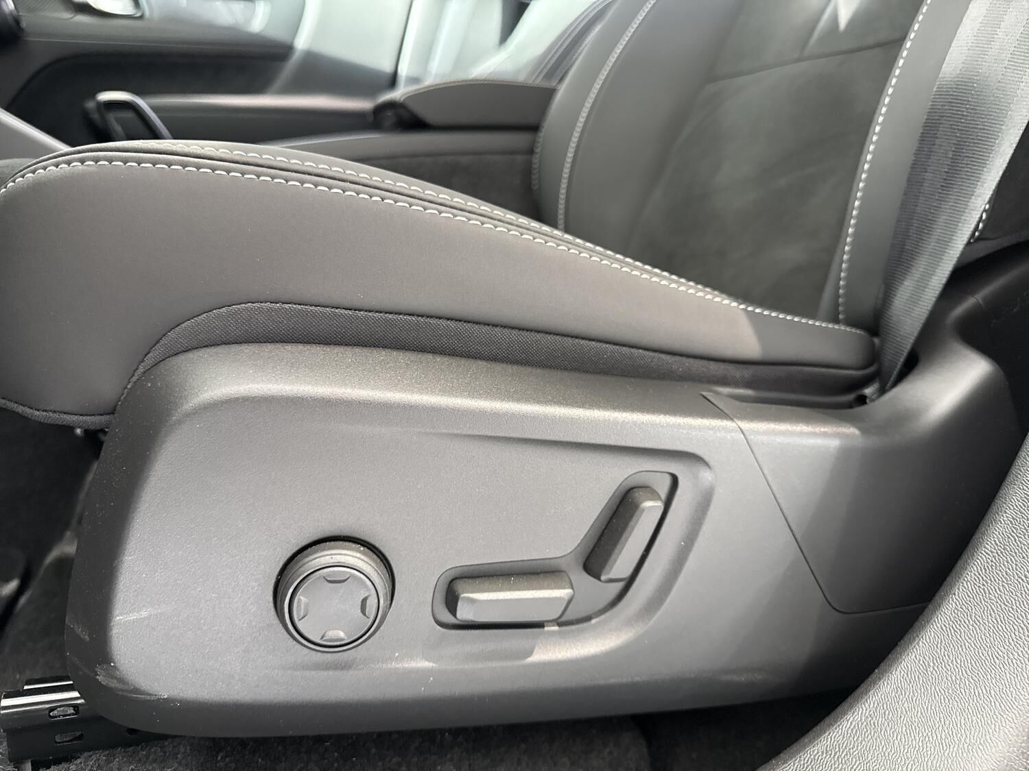 Hvid Volvo EX40 fra 2025