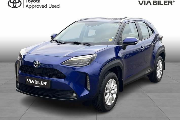 Blå Toyota Yaris Cross fra 2021 set udefra
