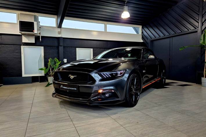 Orange Ford Mustang fra 2015 set udefra