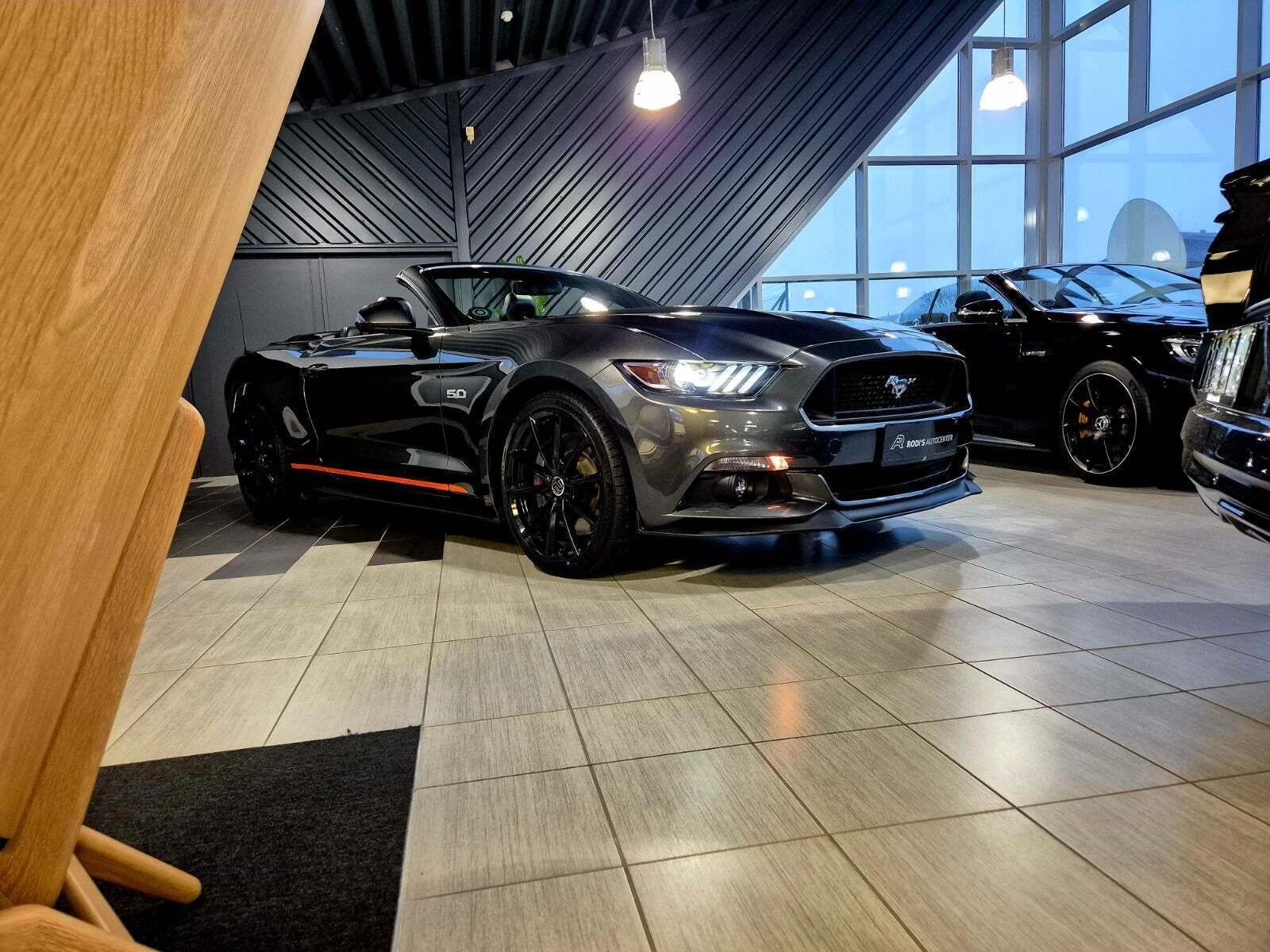 Orange Ford Mustang fra 2015