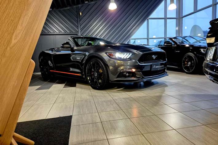 Orange Ford Mustang fra 2015