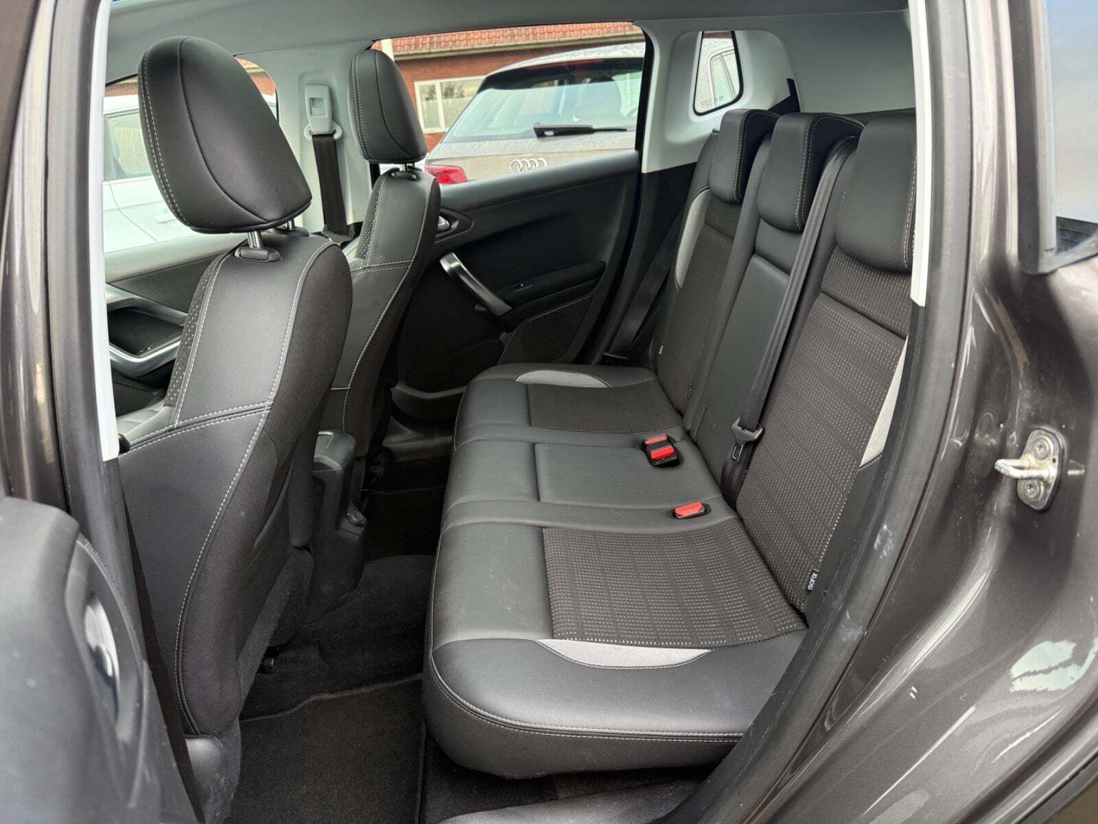 Grå Peugeot 2008 fra 2017