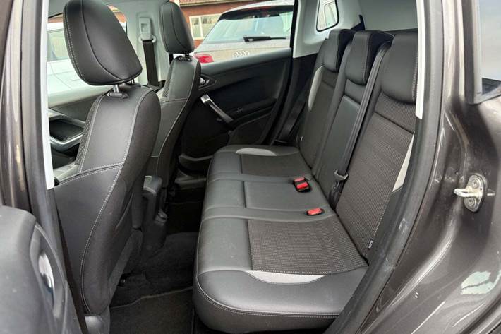 Grå Peugeot 2008 fra 2017