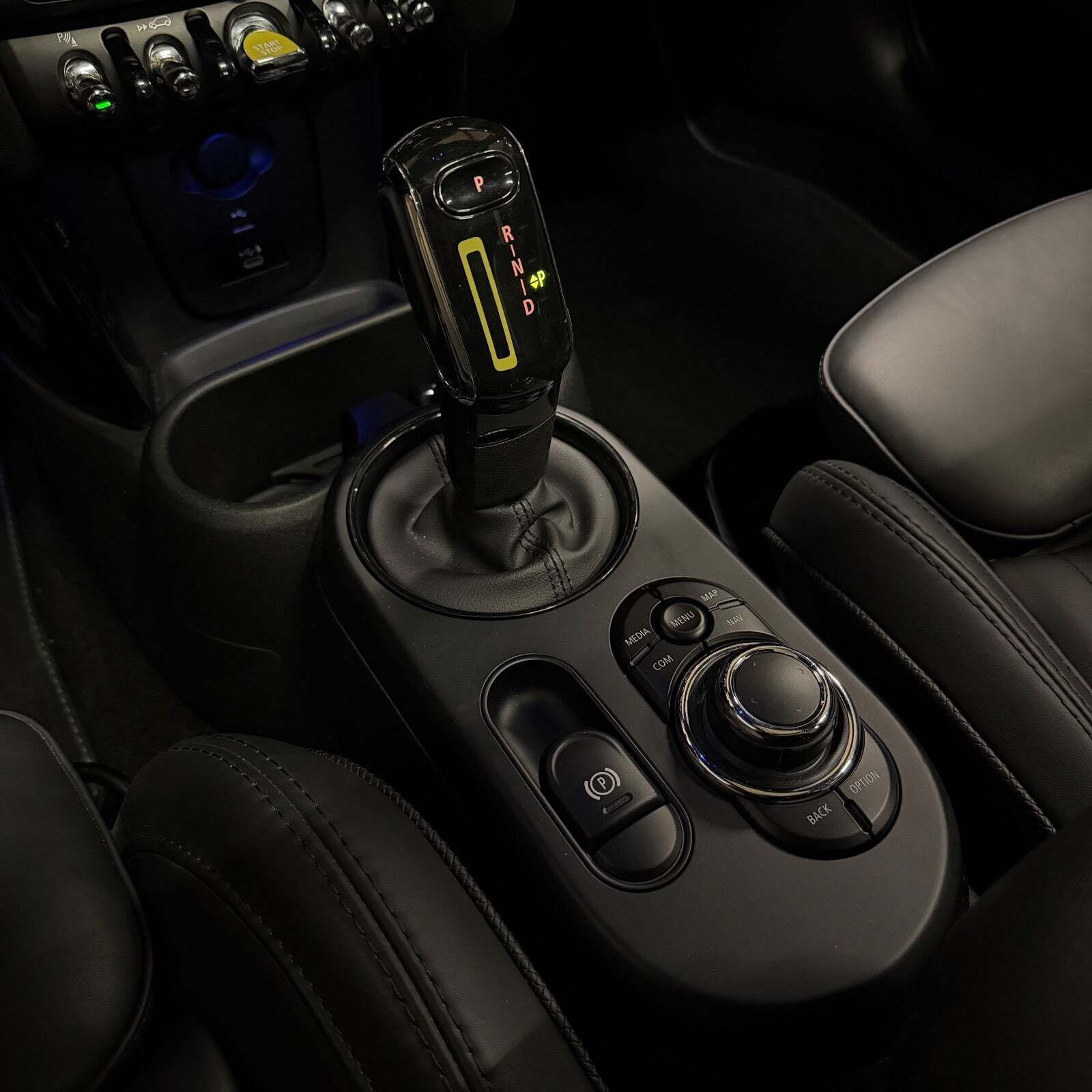 Sølv Mini Cooper SE fra 2021