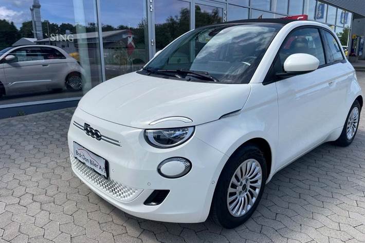 Hvid Fiat 500e fra 2023 set udefra