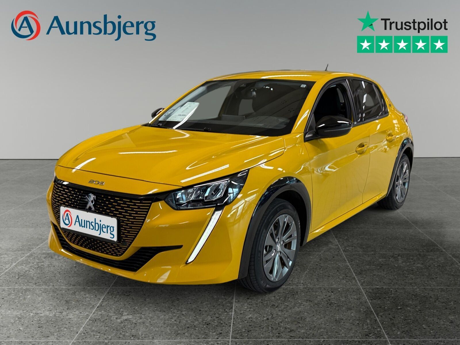 Gul Peugeot e-208 fra 2022 set udefra