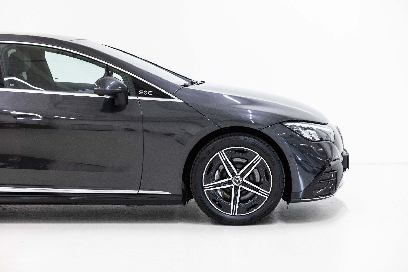 Grå Mercedes EQE350 fra 2024