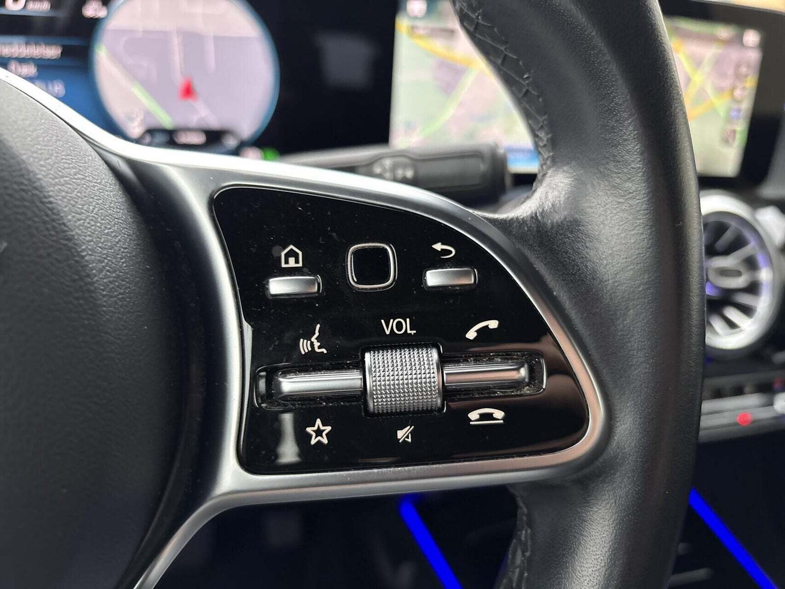 Sort Mercedes EQB250 fra 2022