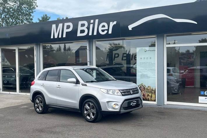 Sølv Suzuki Vitara fra 2015 set udefra