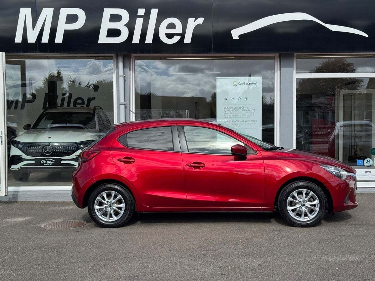 Rød Mazda 2 fra 2018