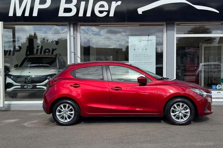 Rød Mazda 2 fra 2018