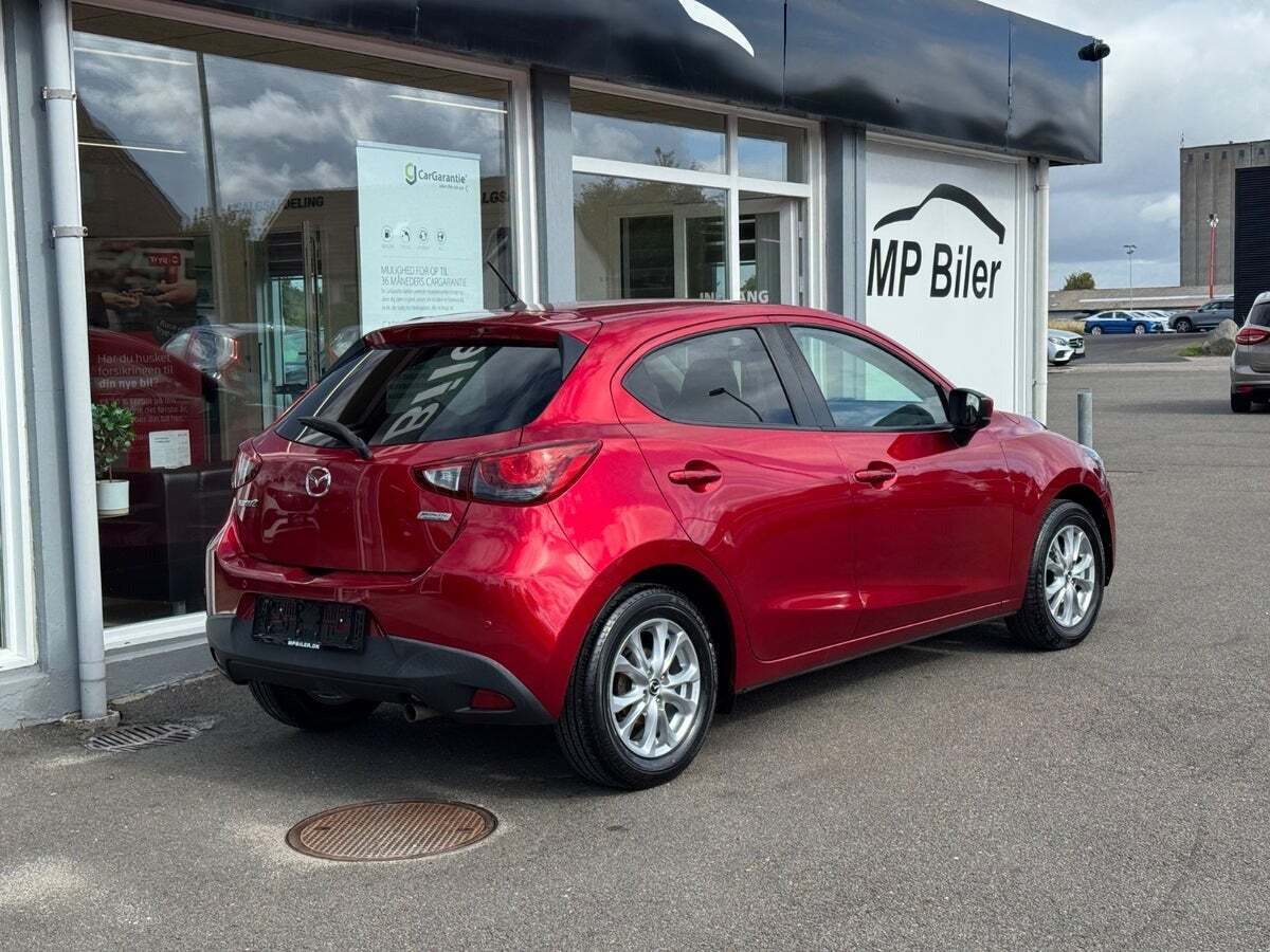 Rød Mazda 2 fra 2018