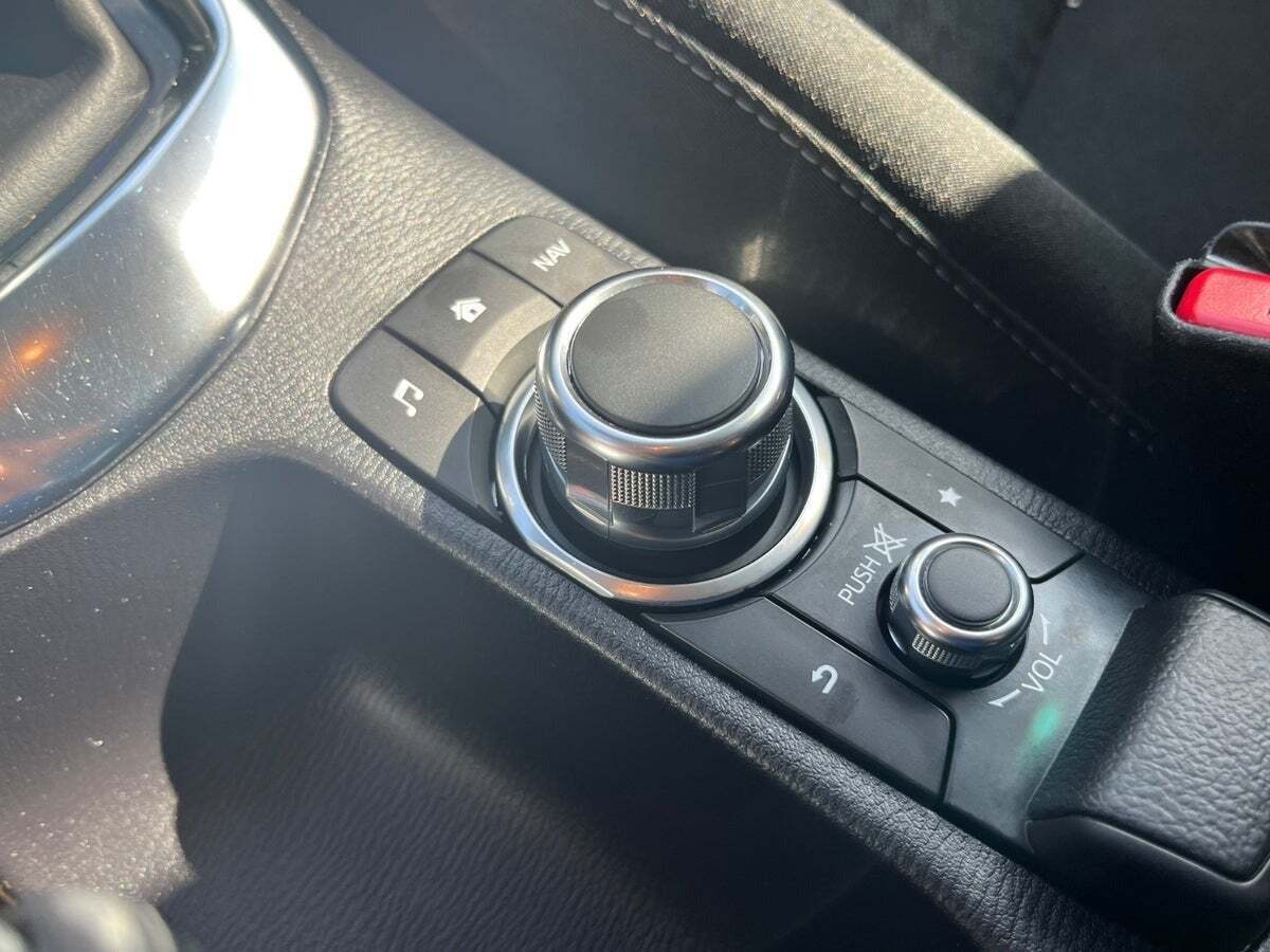 Rød Mazda 2 fra 2018