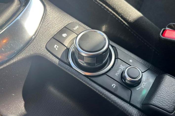 Rød Mazda 2 fra 2018