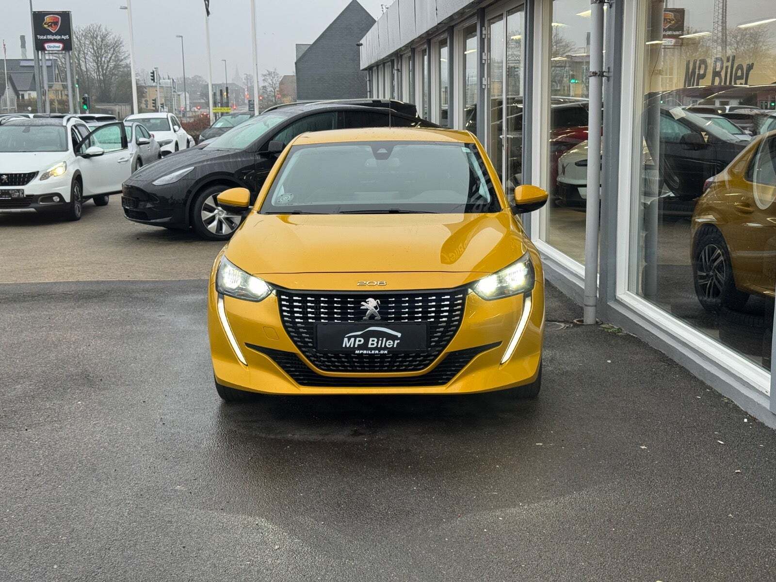 Gul Peugeot 208 fra 2021
