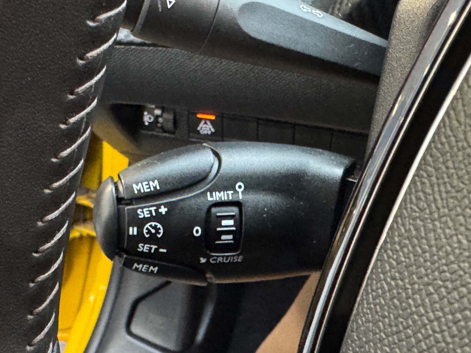 Gul Peugeot 208 fra 2021
