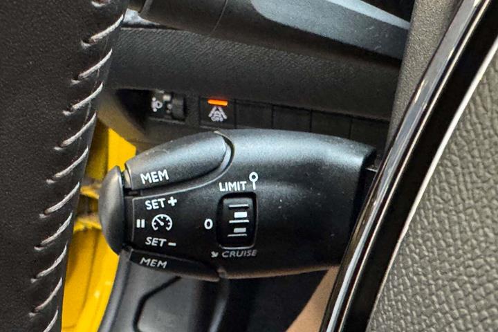 Gul Peugeot 208 fra 2021