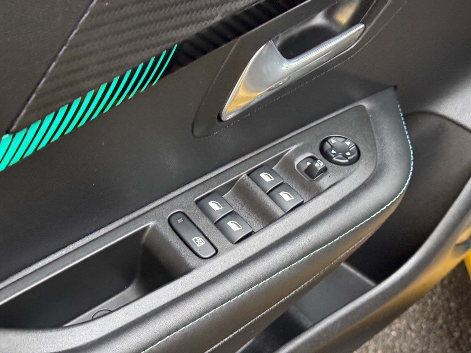 Gul Peugeot 208 fra 2021