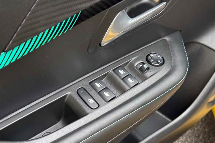 Gul Peugeot 208 fra 2021