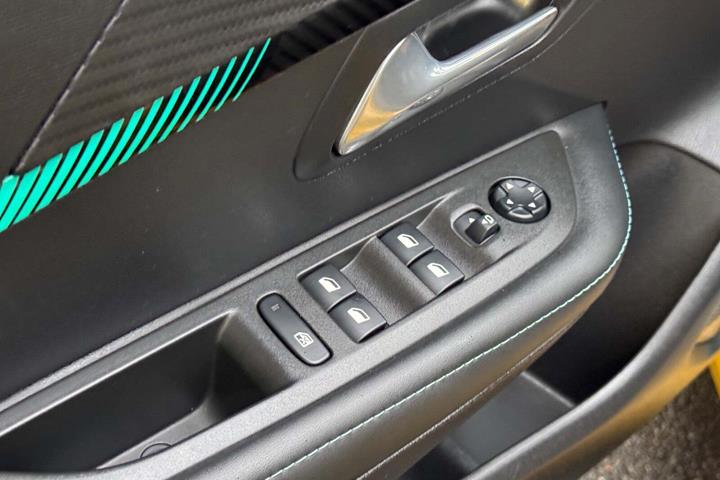 Gul Peugeot 208 fra 2021