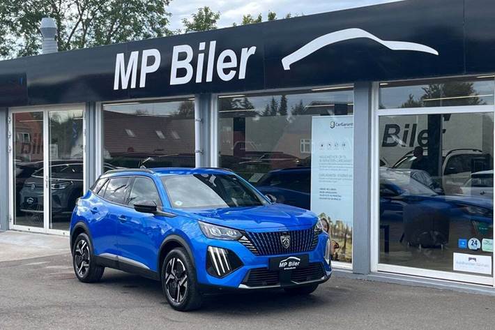 Blå Peugeot 2008 fra 2024 set udefra