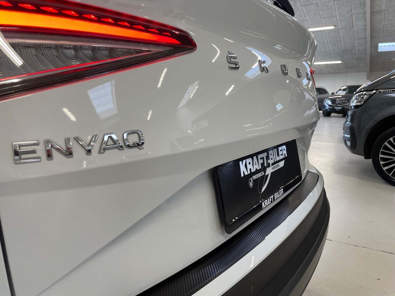 Hvid Skoda Enyaq fra 2022
