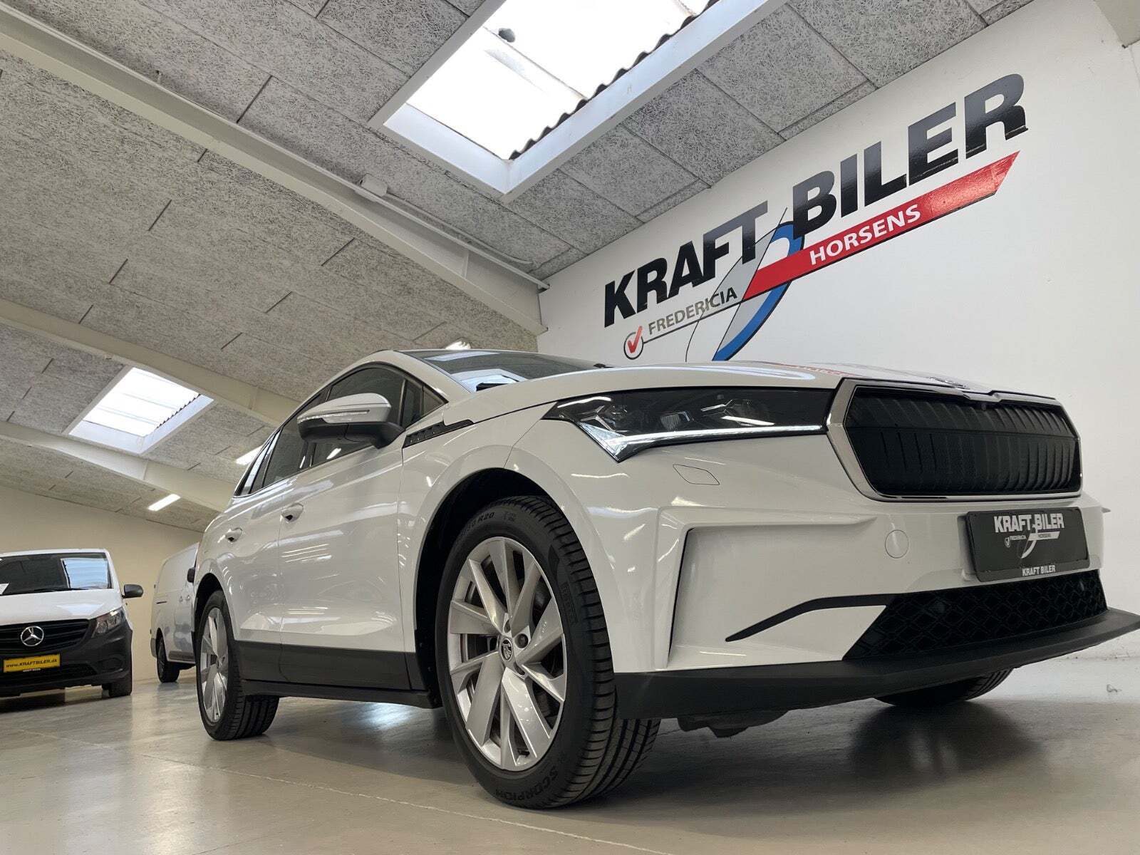Hvid Skoda Enyaq fra 2022