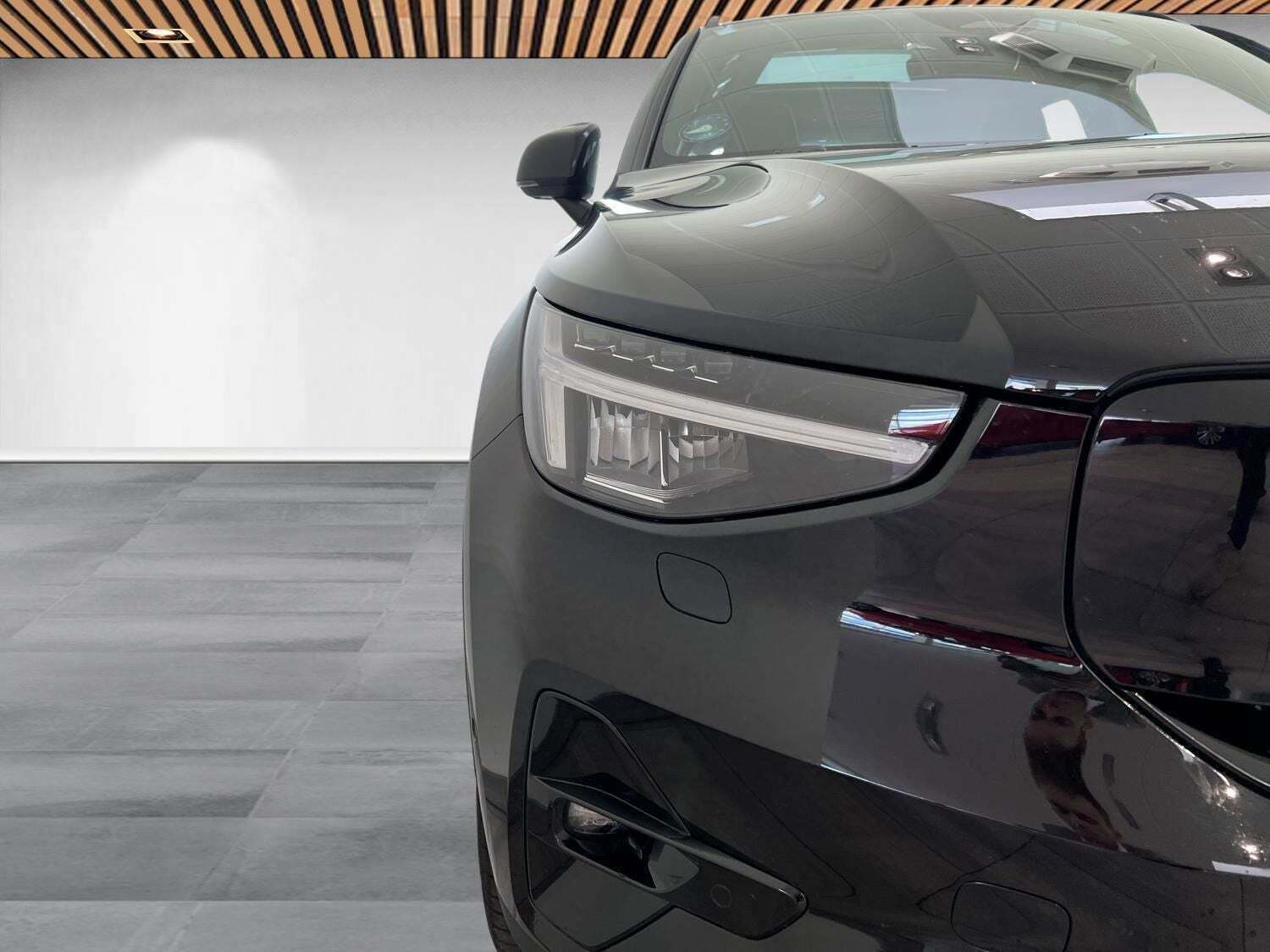 Sort Volvo EX40 fra 2025