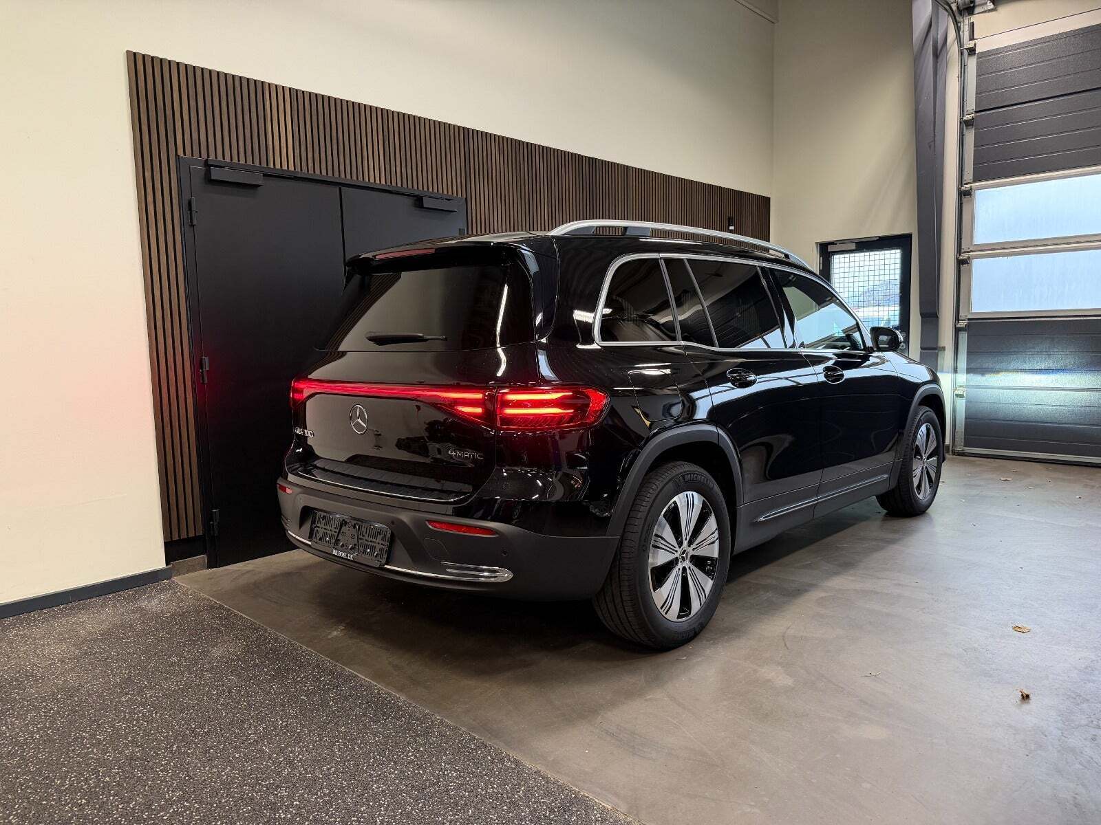 Sort Mercedes EQB300 fra 2024