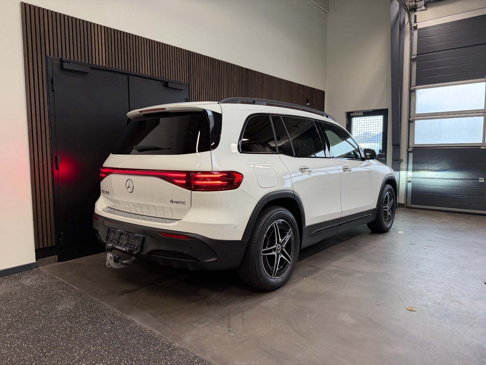 Hvid Mercedes EQB300 fra 2024