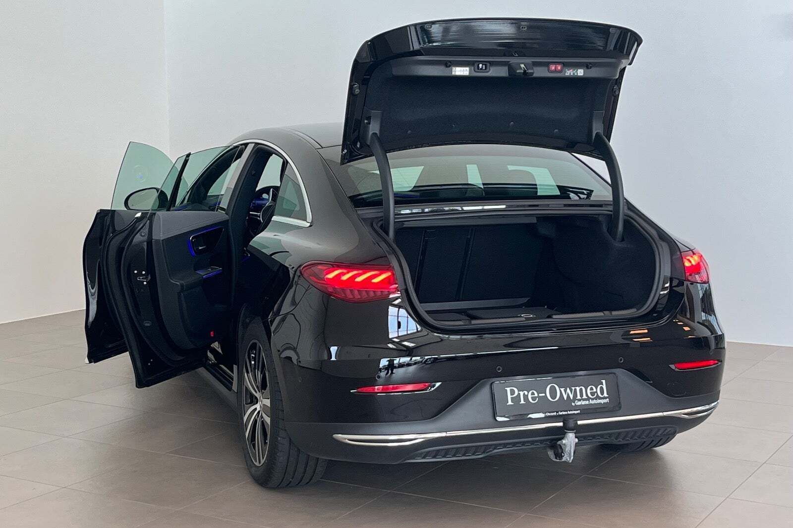 Sort Mercedes EQE300 fra 2023