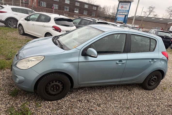 Blå Hyundai i20 fra 2011
