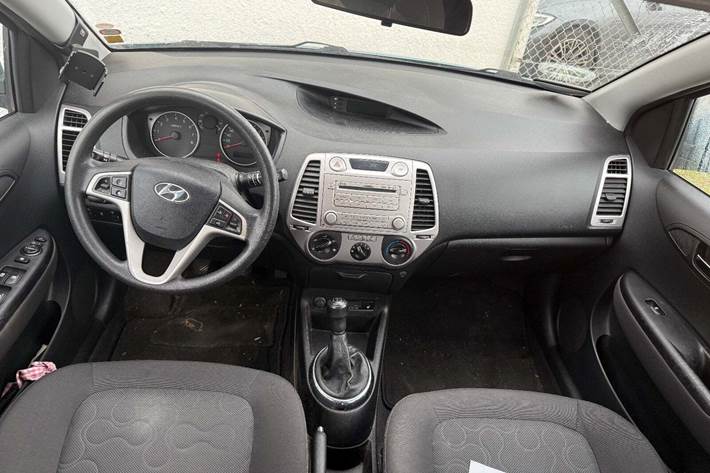Blå Hyundai i20 fra 2011