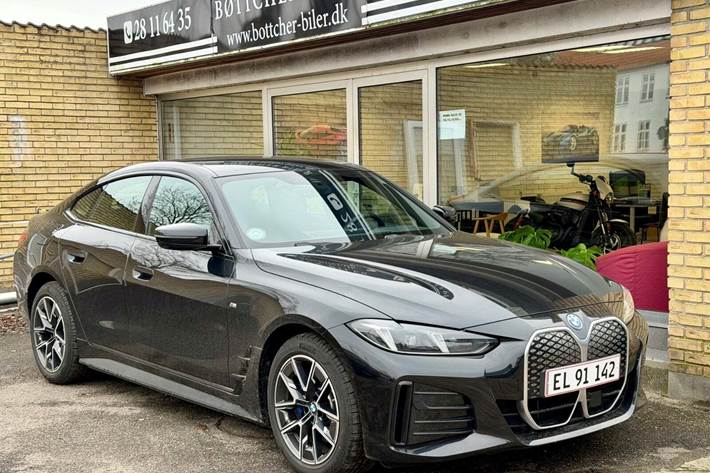 Sort BMW i4 fra 2025 set udefra