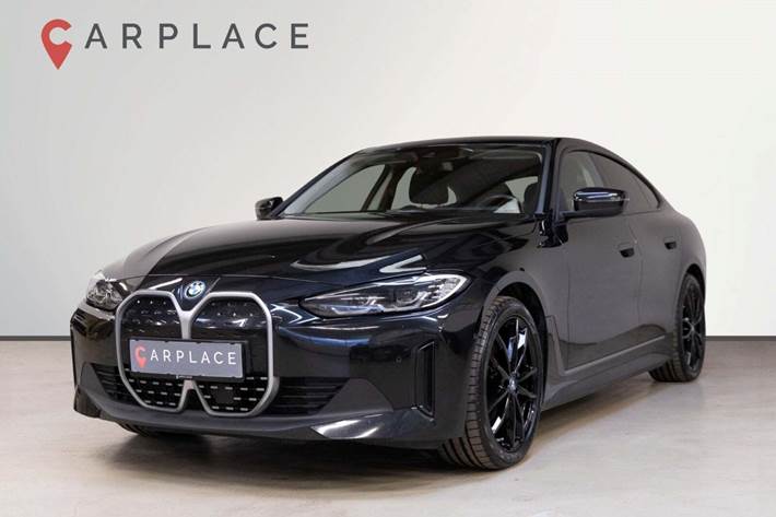 Sort BMW i4 fra 2022 set udefra